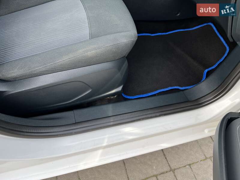 Хэтчбек Ford Fiesta 2011 в Пустомытах