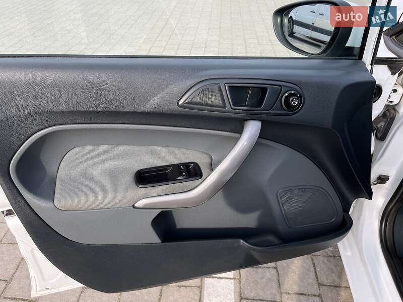 Хэтчбек Ford Fiesta 2011 в Пустомытах