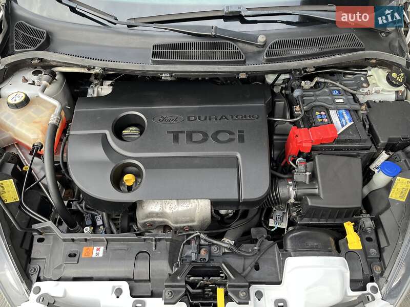 Хэтчбек Ford Fiesta 2011 в Пустомытах