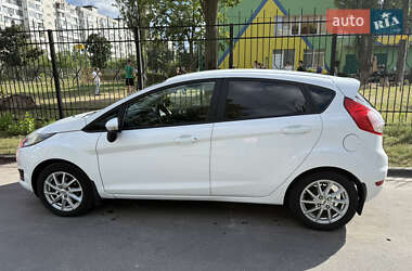 Хэтчбек Ford Fiesta 2015 в 