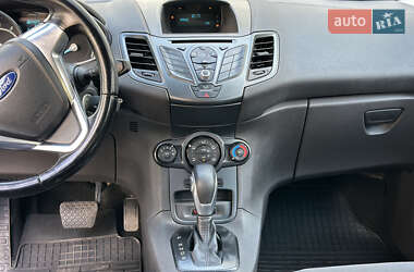 Хэтчбек Ford Fiesta 2016 в 