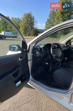 Хэтчбек Ford Fiesta 2004 в 