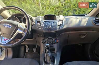 Хэтчбек Ford Fiesta 2015 в 