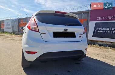 Хэтчбек Ford Fiesta 2015 в 