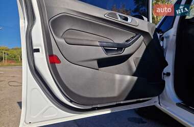 Хэтчбек Ford Fiesta 2015 в 