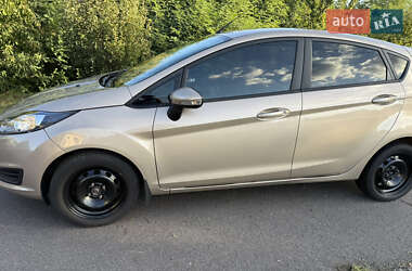 Хэтчбек Ford Fiesta 2016 в 