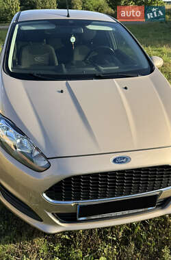 Хэтчбек Ford Fiesta 2016 в 