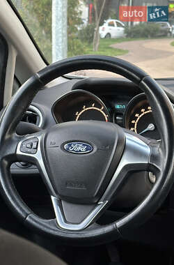 Хэтчбек Ford Fiesta 2016 в 