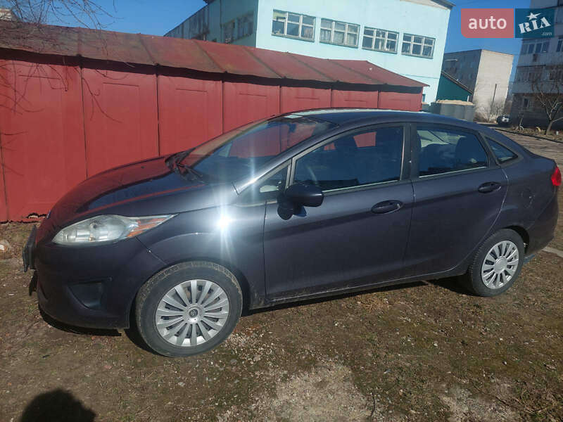 Седан Ford Fiesta 2012 в Глухове
