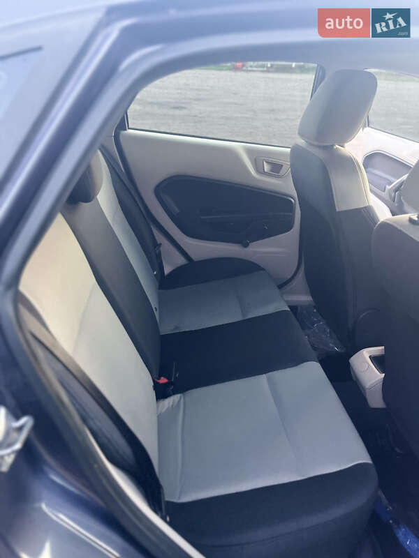 Седан Ford Fiesta 2012 в Глухове