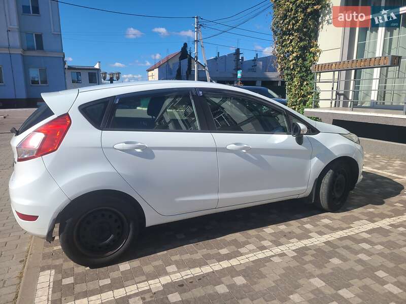 Хэтчбек Ford Fiesta 2013 в Петропавловской Борщаговке