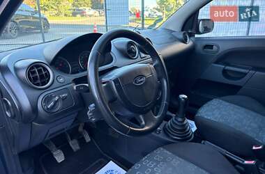 Хэтчбек Ford Fiesta 2004 в 