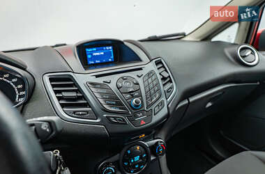 Хэтчбек Ford Fiesta 2015 в 