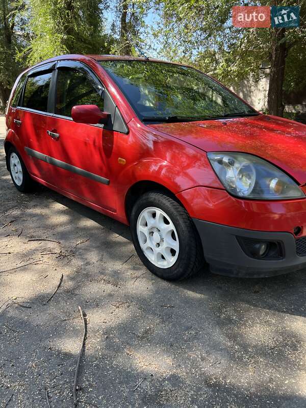 Хэтчбек Ford Fiesta 2007 в Добровеличковке
