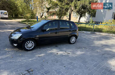 Хэтчбек Ford Fiesta 2005 в 