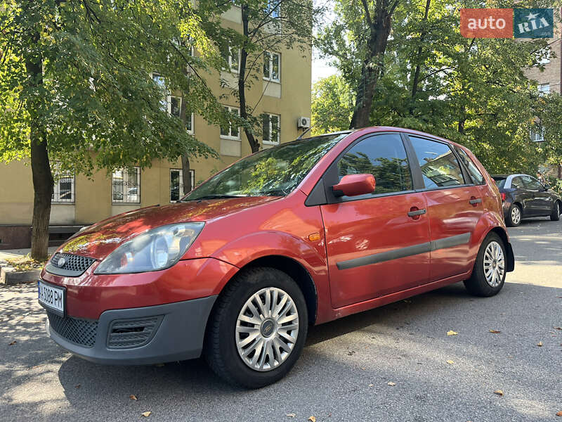Хэтчбек Ford Fiesta 2006 в 