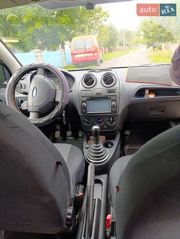 Хэтчбек Ford Fiesta 2006 в Корце
