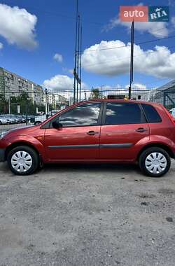 Хэтчбек Ford Fiesta 2006 в 