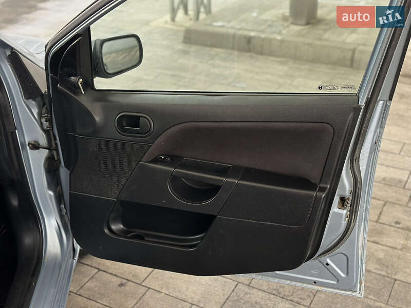 Хэтчбек Ford Fiesta 2005 в Луцке