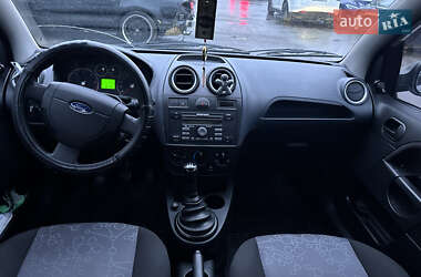 Хэтчбек Ford Fiesta 2006 в 