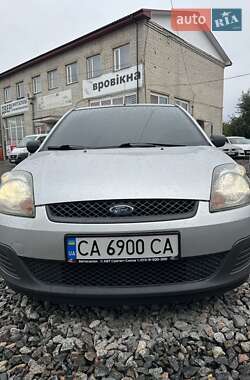Хэтчбек Ford Fiesta 2006 в 