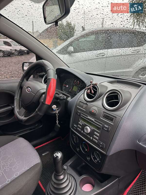Хэтчбек Ford Fiesta 2006 в Смеле