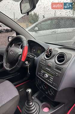 Хэтчбек Ford Fiesta 2006 в 