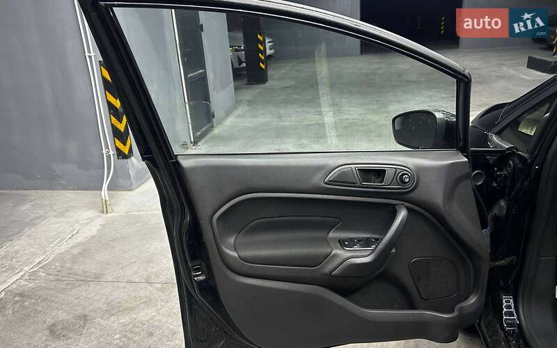 Седан Ford Fiesta 2018 в Черновцах