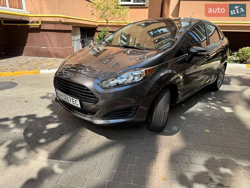 Седан Ford Fiesta 2014 в Сумах