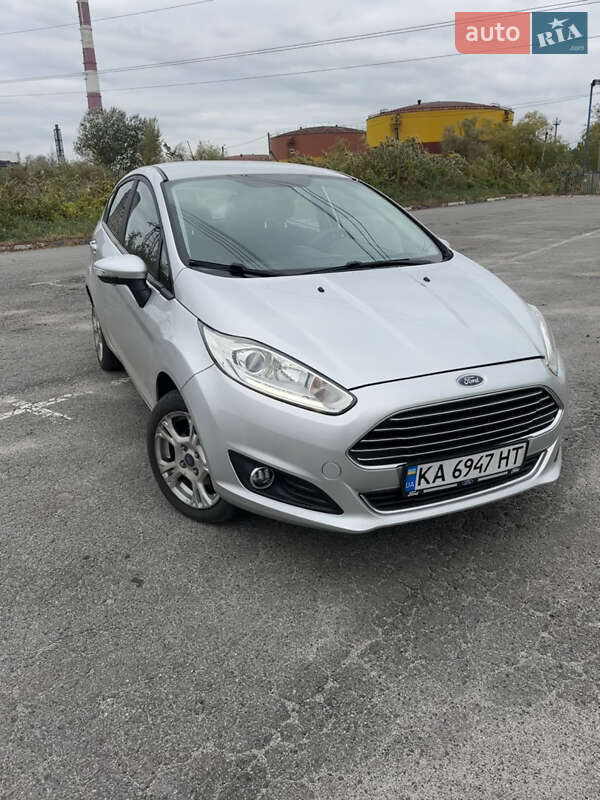 Хэтчбек Ford Fiesta 2016 в 