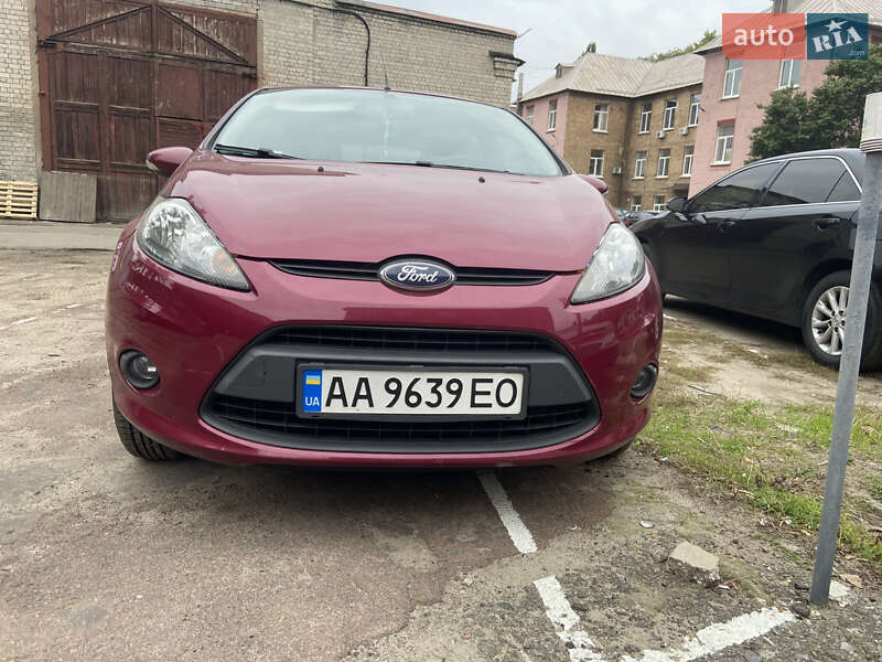 Хэтчбек Ford Fiesta 2011 в 