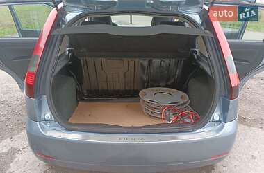 Хэтчбек Ford Fiesta 2005 в 