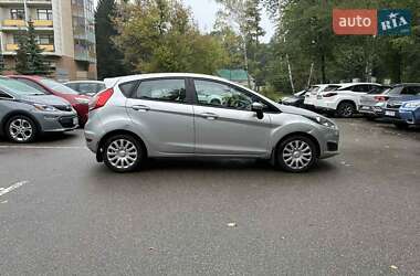 Хэтчбек Ford Fiesta 2016 в 