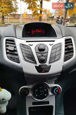 Хэтчбек Ford Fiesta 2012 в 