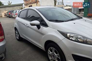 Хэтчбек Ford Fiesta 2016 в 