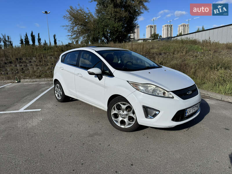 Хэтчбек Ford Fiesta 2012 в 