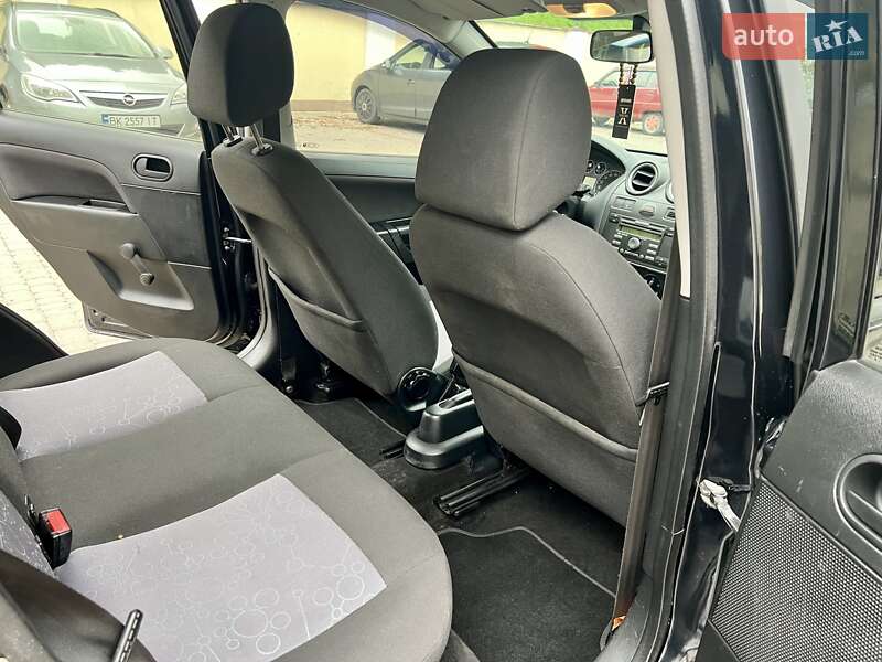 Хэтчбек Ford Fiesta 2008 в Остроге