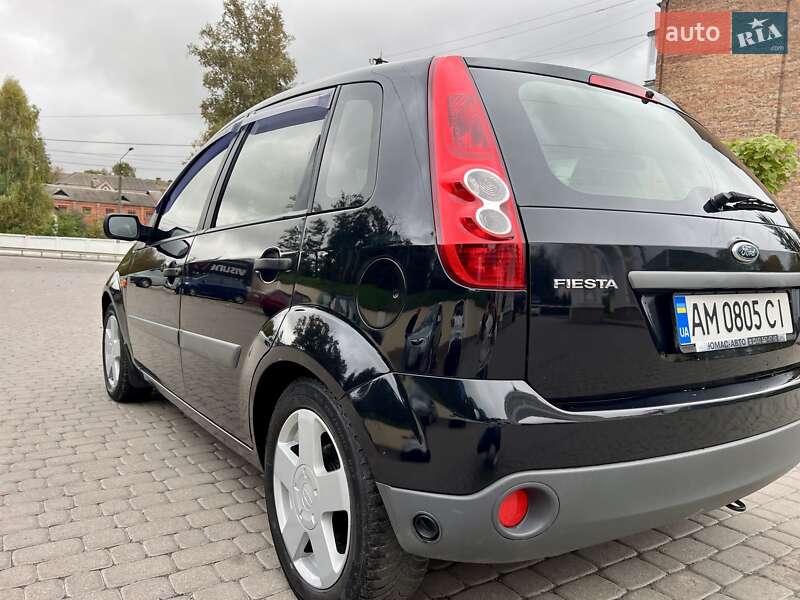 Хэтчбек Ford Fiesta 2008 в Остроге