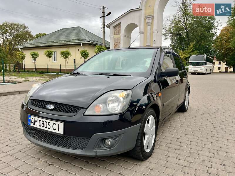 Хэтчбек Ford Fiesta 2008 в Остроге
