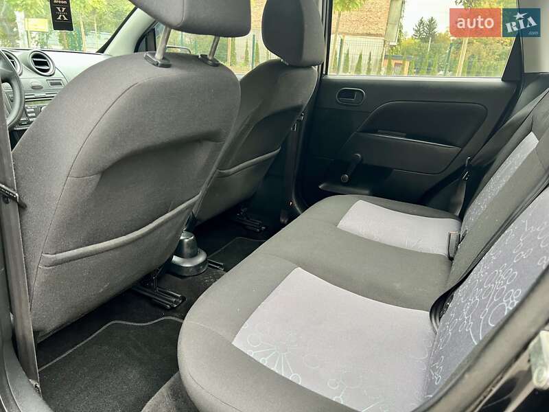 Хэтчбек Ford Fiesta 2008 в Остроге