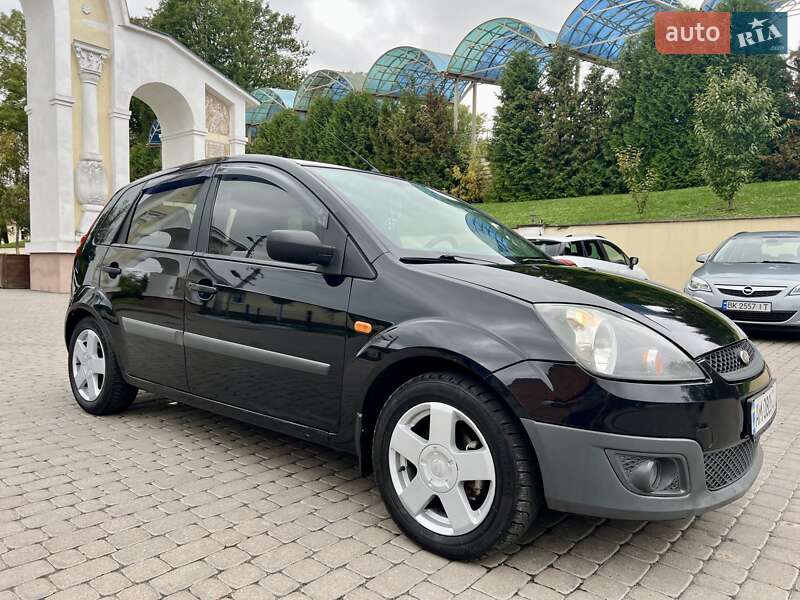 Хэтчбек Ford Fiesta 2008 в Остроге