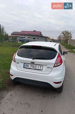 Хэтчбек Ford Fiesta 2015 в 