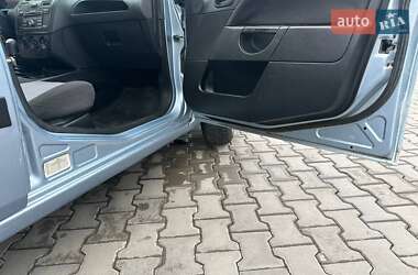 Хэтчбек Ford Fiesta 2005 в 