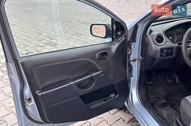 Хэтчбек Ford Fiesta 2005 в 