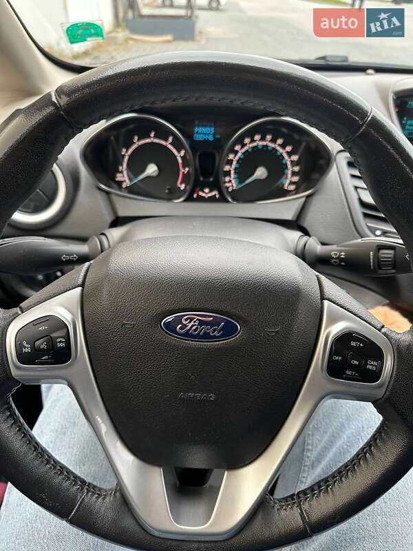 Седан Ford Fiesta 2015 в Львове