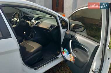 Хэтчбек Ford Fiesta 2012 в 