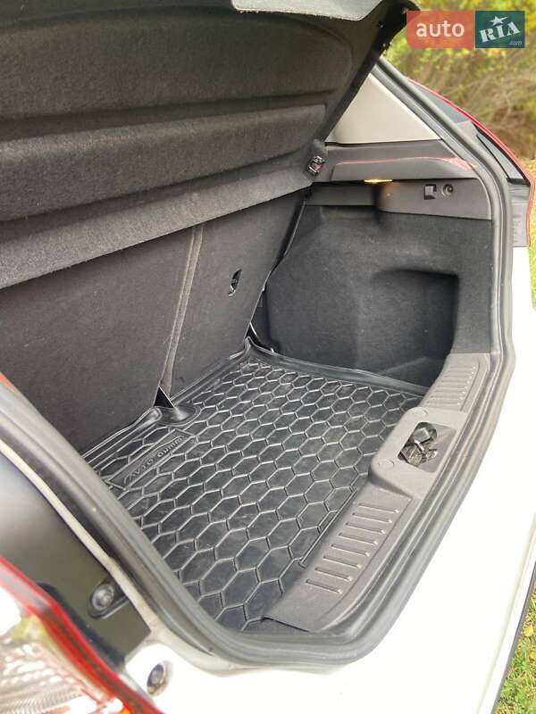 Хэтчбек Ford Fiesta 2017 в Вишневом фото 18 Хэтчбек Ford Fiesta 2017 в Вишневом