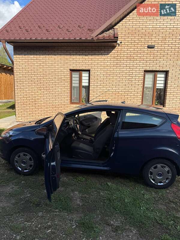 Хэтчбек Ford Fiesta 2015 в Черновцах