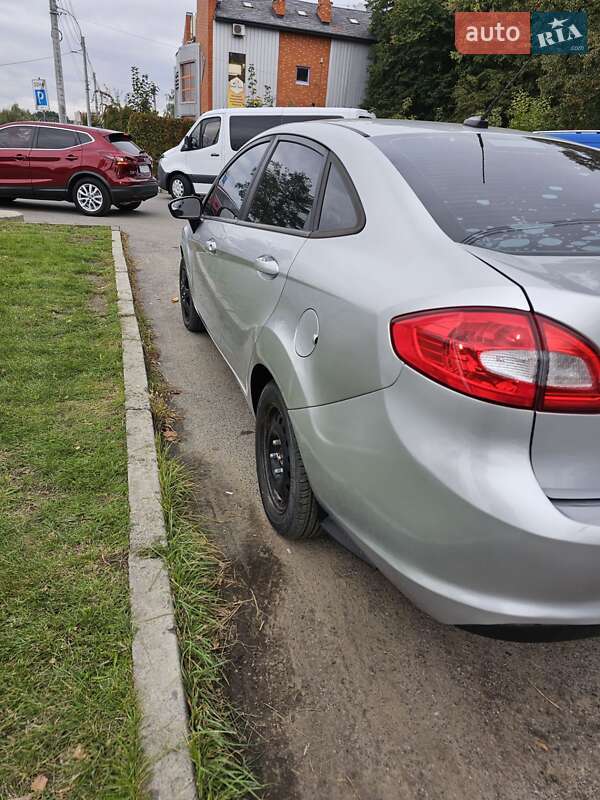 Седан Ford Fiesta 2012 в Чернівцях