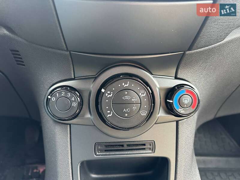 Хетчбек Ford Fiesta 2015 в Києві